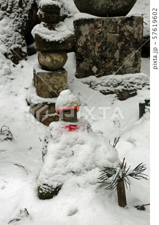 雪の高野山参道 雪の高野山参道 57619602