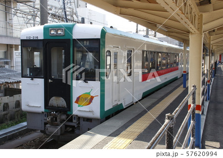 酒田駅に停車中の陸羽西線キハ110 57620994