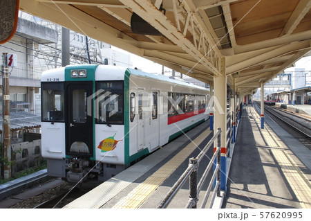 酒田駅に停車中の陸羽西線キハ110 57620995