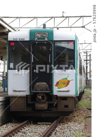 酒田駅に停車中の陸羽西線キハ110快速 酒田駅に停車中の陸羽西線キハ110快速 57620998