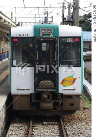 酒田駅に停車中の陸羽西線キハ110快速 酒田駅に停車中の陸羽西線キハ110快速 57621000