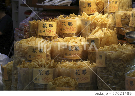 香港 徳輔道西の高級乾物店で売られる高級食材魚の浮き袋 魚膠 魚胆と呼ばれる 高級中華には欠かせないの写真素材