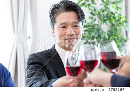 パーティー　乾杯 57621674