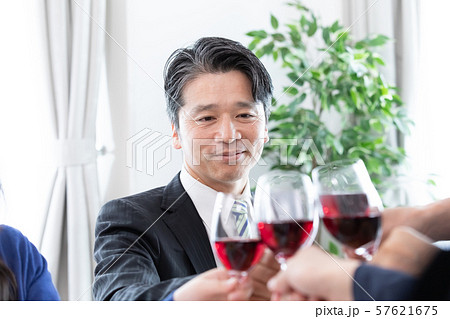 パーティー 乾杯 パーティー 乾杯 57621675