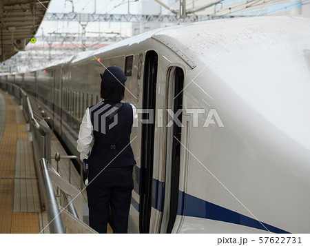 東海道新幹線 出発 女性車掌の写真素材