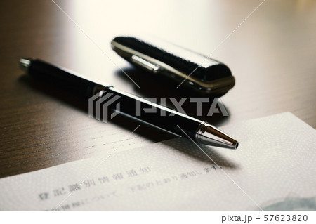 登記識別情報 机 デスク 契約 室内 売買 書類 ボールペン 白紙 用紙 印鑑 登記識別情報 机 デスク 契約 室内 売買 書類 ボールペン 白紙 用紙 印鑑 57623820