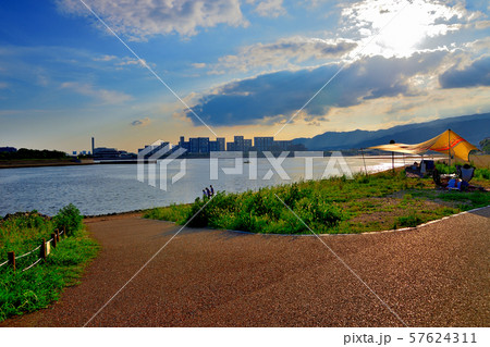 阪神西宮の御前浜公園の夕陽 阪神西宮の御前浜公園の夕陽 57624311