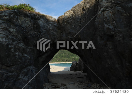 岩のトンネル（阿波連ビーチ） 57624480