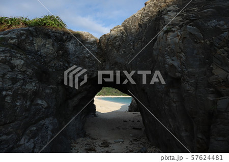 岩のトンネル（阿波連ビーチ） 57624481
