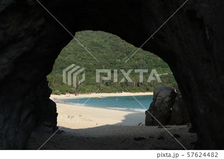 岩のトンネル（阿波連ビーチ） 57624482