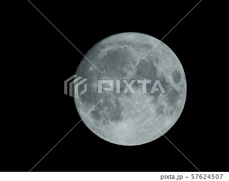 明日は満月。月齢14.1。七十二候、鶺鴒鳴、せきれいなく。月イメージ素材 57624507