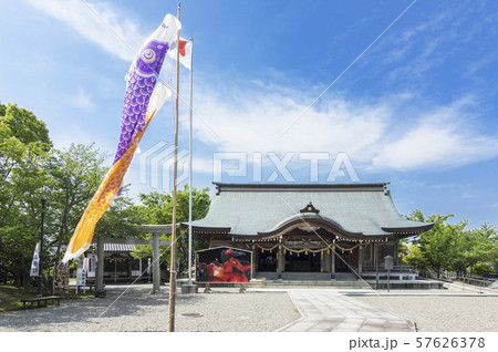 神社と鯉のぼり 57626378