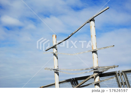 台風で壊れた案内標識の支柱 57626597