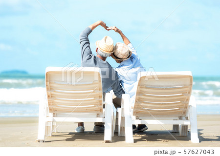 Asian Lifestyle senior couple raise hands 57627043