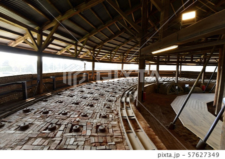 野木町煉瓦窯の内部二階の燃料投入室 野木町煉瓦窯の内部二階の燃料投入室 57627349