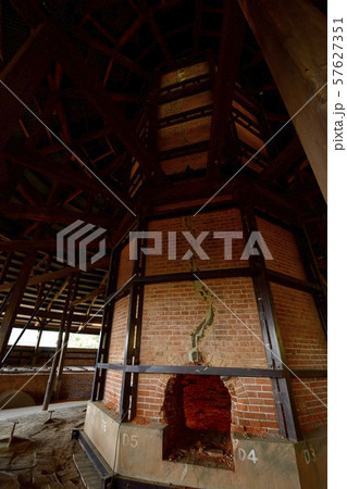 野木町煉瓦窯の内部二階の燃料投入室の煙突 野木町煉瓦窯の内部二階の燃料投入室の煙突 57627351