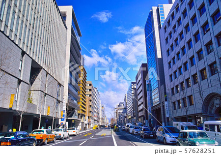 京都市四条烏丸の四条通りの景観 57628251