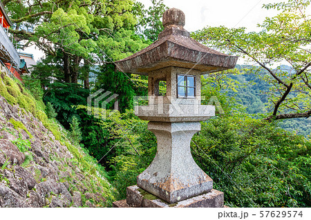 石段と石灯籠 熊野那智大社 石段と石灯籠 熊野那智大社 57629574