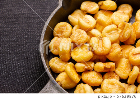 スキレットに入れられたジャイアントコーン。 57629876