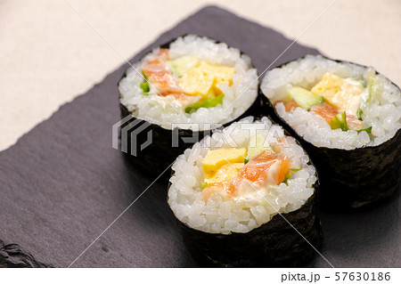 サーモンサラダ巻き(スレートプレート上)。 サーモンサラダ巻き(スレートプレート上)。 57630186