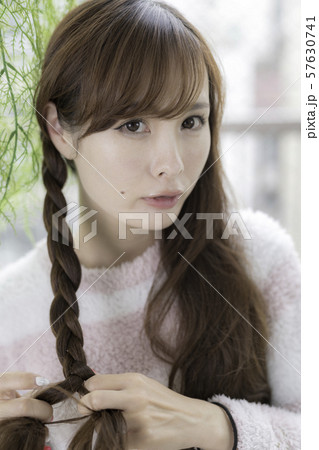 三つ編みをする若い女性の写真素材 [57630741] - PIXTA