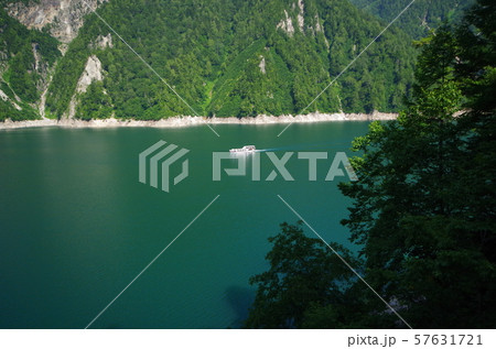 夏の黒部湖と遊覧船 夏の黒部湖と遊覧船 57631721