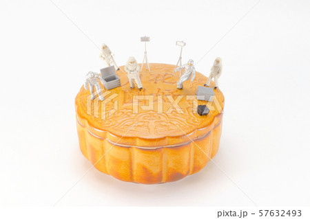 a fun of figure moon walk at the cake 57632493