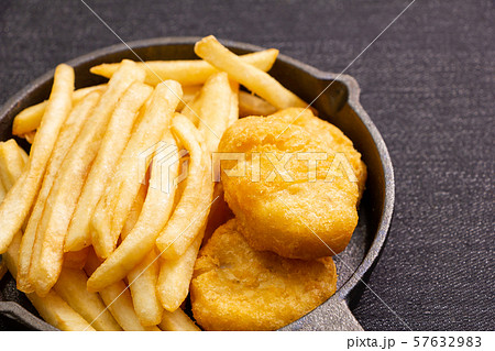 フライドポテトとチキンナゲット(スキレットに盛り合わせられた状態。)。 57632983