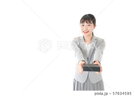 プレゼントを渡す若いビジネスウーマン プレゼントを渡す若いビジネスウーマン 57634595