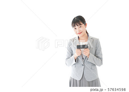 プレゼントを渡す若いビジネスウーマン プレゼントを渡す若いビジネスウーマン 57634598