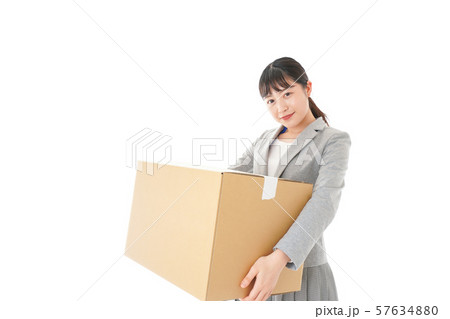 荷物を運ぶ若いビジネスウーマン 57634880