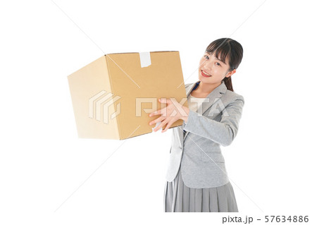 荷物を運ぶ若いビジネスウーマン 57634886