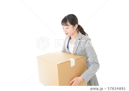 荷物を運ぶ若いビジネスウーマン 荷物を運ぶ若いビジネスウーマン 57634891