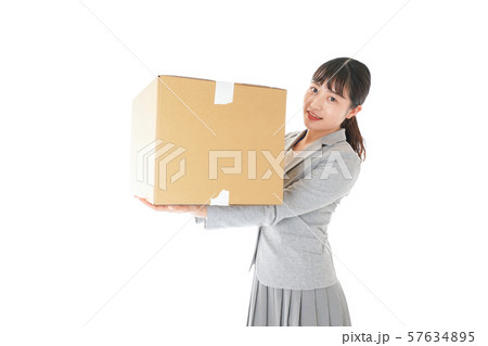 荷物を運ぶ若いビジネスウーマン 荷物を運ぶ若いビジネスウーマン 57634895