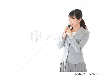 司会をする若いビジネスウーマン 司会をする若いビジネスウーマン 57635558