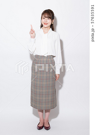 女性　ポートレート 57635591