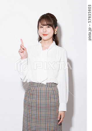 女性　ポートレート 57635603