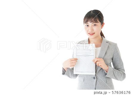 履歴書を持つ若いビジネスウーマン 履歴書を持つ若いビジネスウーマン 57636176