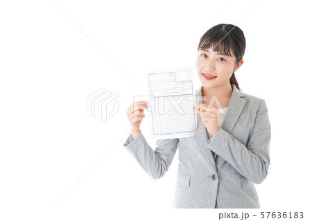 履歴書を持つ若いビジネスウーマン 履歴書を持つ若いビジネスウーマン 57636183