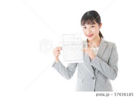 履歴書を持つ若いビジネスウーマン 履歴書を持つ若いビジネスウーマン 57636185