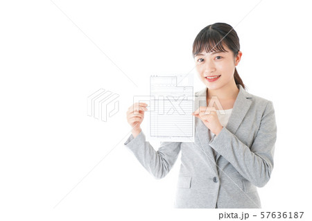 履歴書を持つ若いビジネスウーマン 履歴書を持つ若いビジネスウーマン 57636187