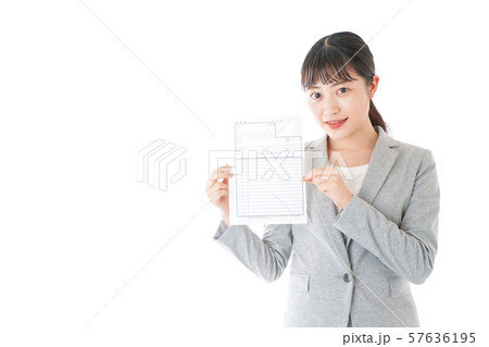 履歴書を持つ若いビジネスウーマン 履歴書を持つ若いビジネスウーマン 57636195