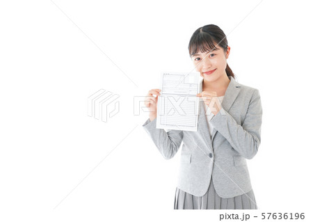 履歴書を持つ若いビジネスウーマン 57636196