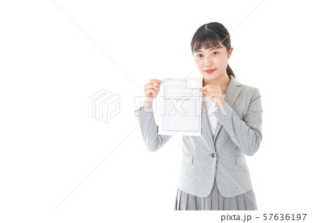 履歴書を持つ若いビジネスウーマン 57636197