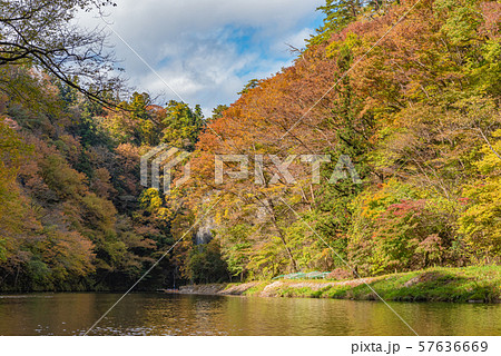 猊鼻渓 秋 紅葉 一関市 岩手県 舟下りの旅の写真素材