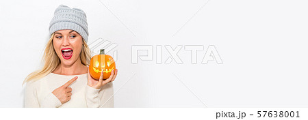 Young woman holding a pumpkin 57638001