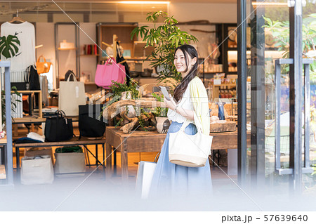 若い女性、ショッピング、スマホ、探す 57639640