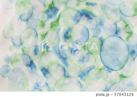 青いバブルの手描き水彩背景 57643129