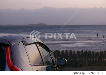 車と夕暮れ 57643167