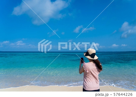沖縄　宮古島　砂山ビーチ　写真を撮る女性 57644226